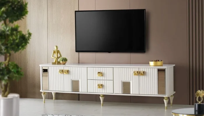 Askar yemek odası takımı koleksiyonuna ait dikey fırfır kapaklı ve altın kulp detaylı beyaz TV ünitesi.