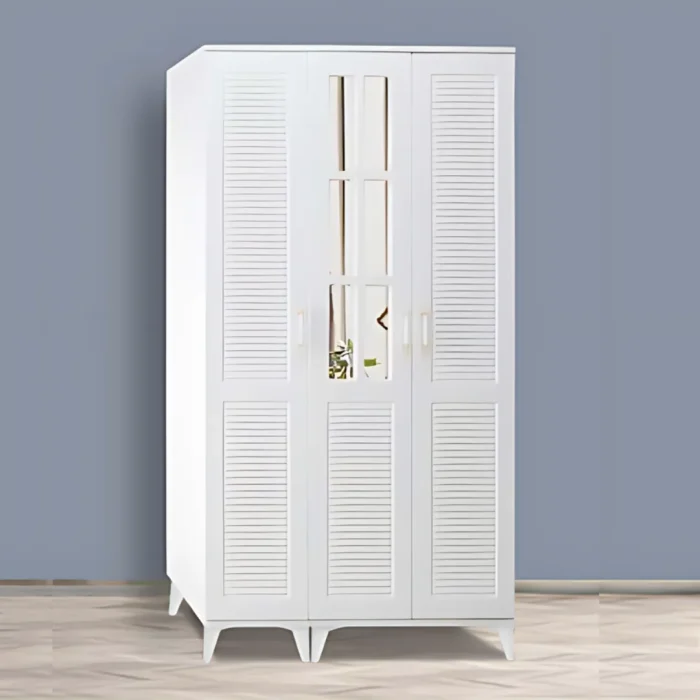 Panjur 3 kapılı gardırop beyaz renk, panjur desenli düz kapılar, merkez kapıda dikdörtgen ayna bölmeleri ve beyaz konik ayaklı sade tasarım
