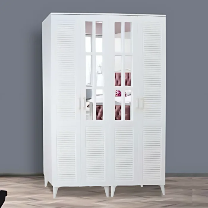 Panjur 4 kapılı gardırop beyaz renk, yan kanatlarda panjur desen, orta iki kapıda geniş dikdörtgen ayna paneller ve beyaz konik ayaklı modern görünüm