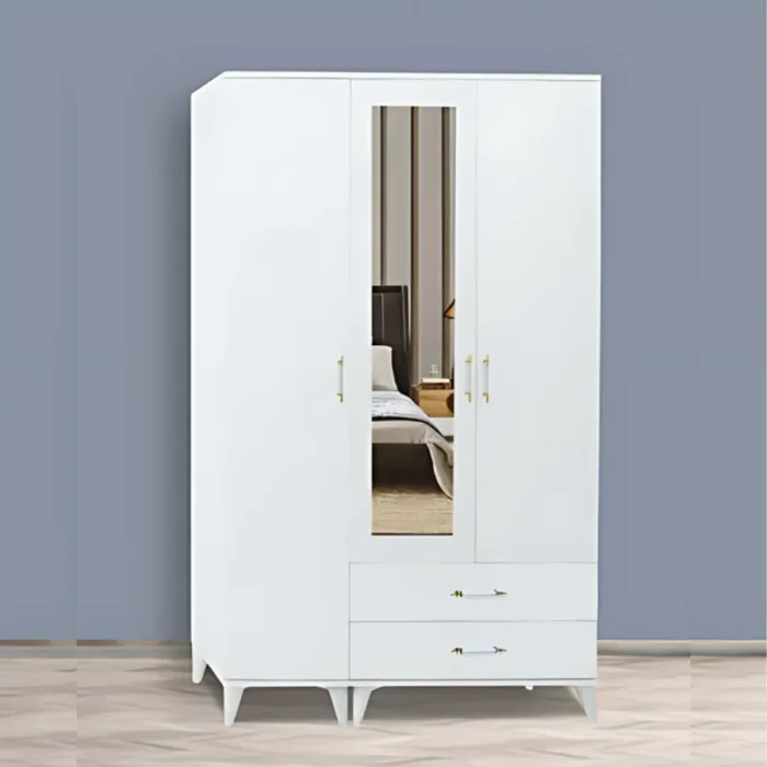 akut 3 kapılı gardırop beyaz renk, düz kapı yüzeyleri, merkez kapıda dikey boy ayna, altın kulplu 2 çekmece ve ince konik beyaz ayaklı temiz görünüm