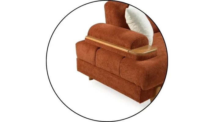 Pars koltuk takımının kol kısmına entegre edilmiş fonksiyonel ahşap servis sehpası ve kumaş dokusu.