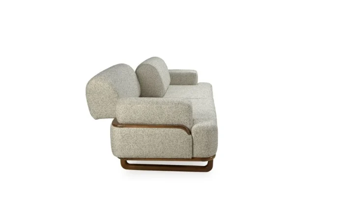 Tamamen açılmış Venedik üçlü koltuk; misafirler için konforlu çift kişilik yatak alanı sunan fonksiyonel yapı.